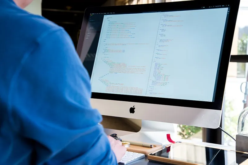 When Your AI Loses the Plot: Taming Context Collapse in Big Codebases